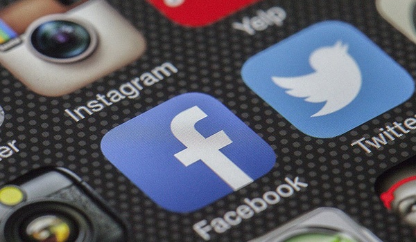 CBS: 65-plussers telkens vaker op sociale media