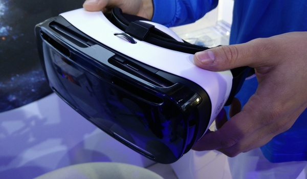 Samsung kondigt virtual realitybril, Galaxy Note Edge, en smartwatch aan op IFA
