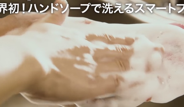 Deze Japanse smartphone is te wassen met zeep