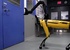 Robothond opent deur met griezelige grijparm