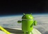 Android kijkt vanuit de ruimte neer op aarde