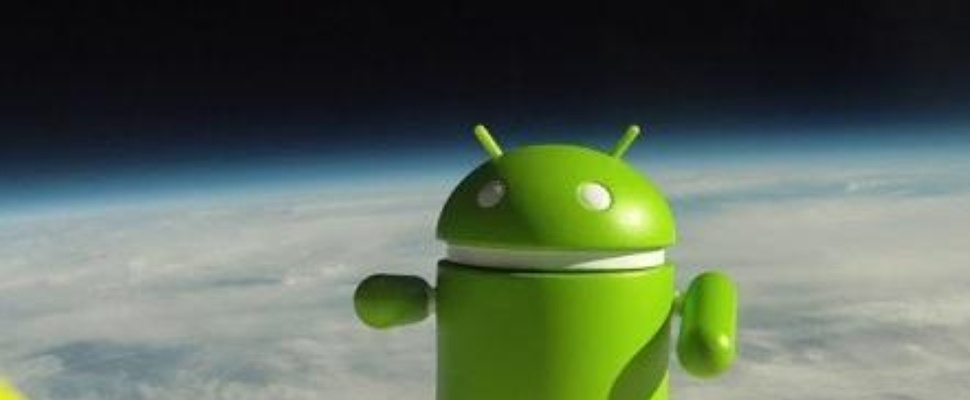 Android kijkt vanuit de ruimte neer op aarde