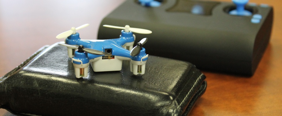 's Werelds kleinste drone past in je broekzak
