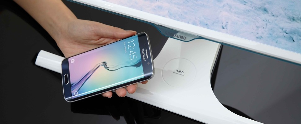 Samsung-monitor SE370 heeft lader in de voet