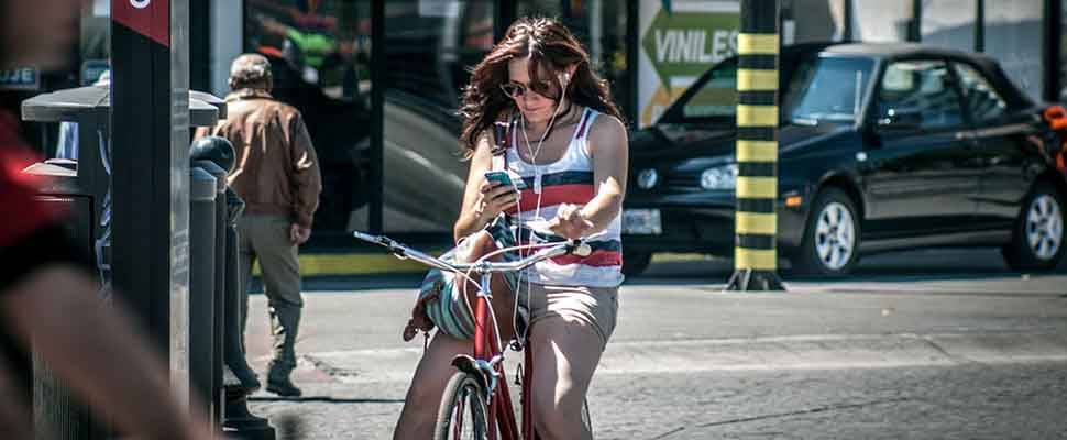 Volgend jaar verbod op appen tijdens het fietsen